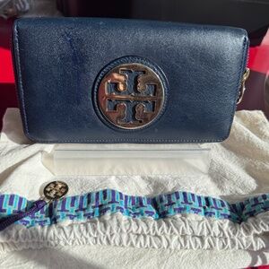 Tory Burch black/navy zippered long leather Wallet w/ coin section & dustbag EUC